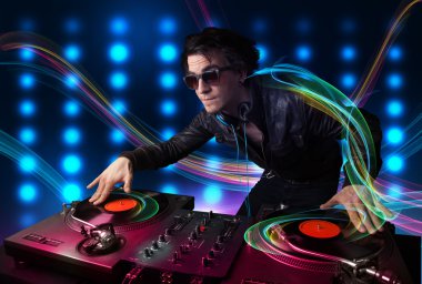 Genç dj kayıtları renkli ışıkları ile karıştırma