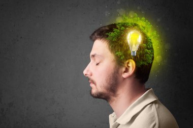 Yeşil Eko enerji ampul ile genç zihin düşünme