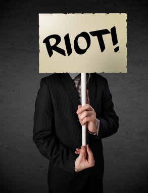 İş adamı protesto işareti tutuyor.