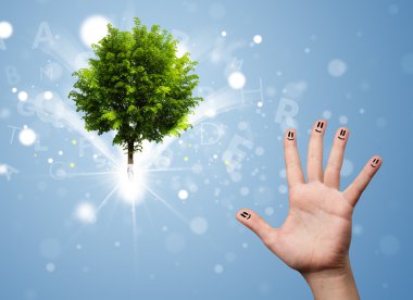 Yeşil sihirli ağaçla gülümseyen mutlu parmaklar