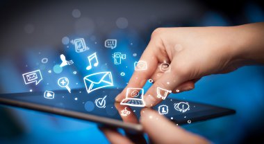 Tablet bilgisayarı üzerinde parmak işareti, sosyal medya kavramı