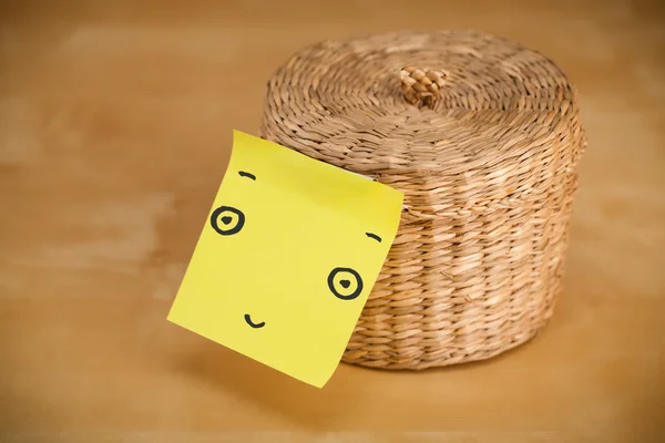 Post-it con faccina sorridente incollata sul portagioie — Foto Stock