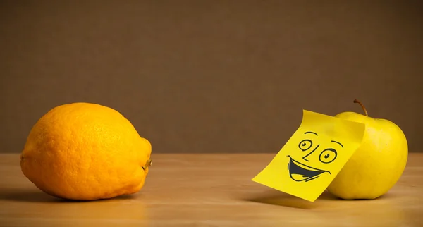 Apple with post-it note smiling at lemon — Stock Photo, Image