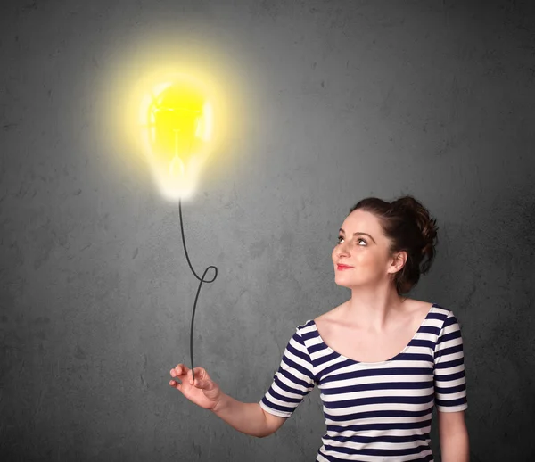 Frau hält einen Ballon mit Glühbirnen — Stockfoto