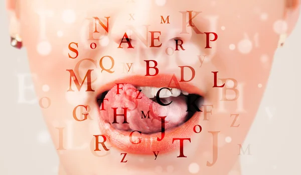 Mooi meisje lippen ademhaling lettertypen en tekens — Stockfoto