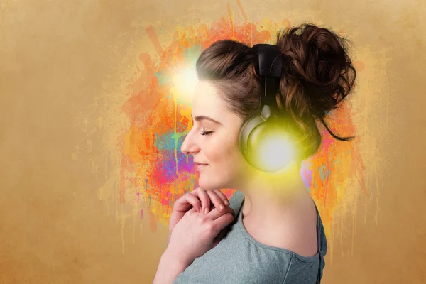 Mujer joven con auriculares escuchando música — Foto de Stock