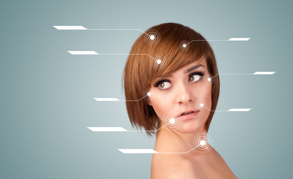 Молодая сексуальная девушка с современными стрелками для ухода за лицом
