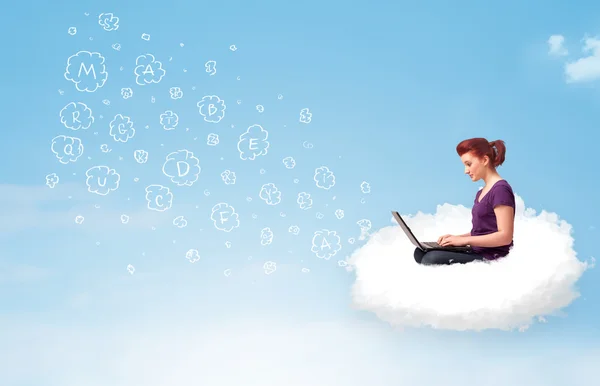 年轻女人拿着笔记本电脑坐在云中 — 图库照片