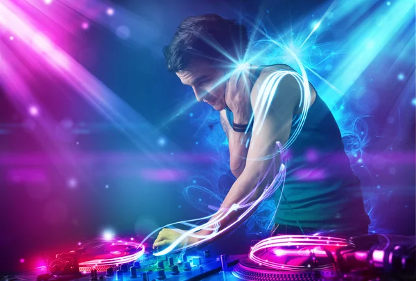 Energetische dj mixen van muziek met krachtige lichteffecten — Stockfoto