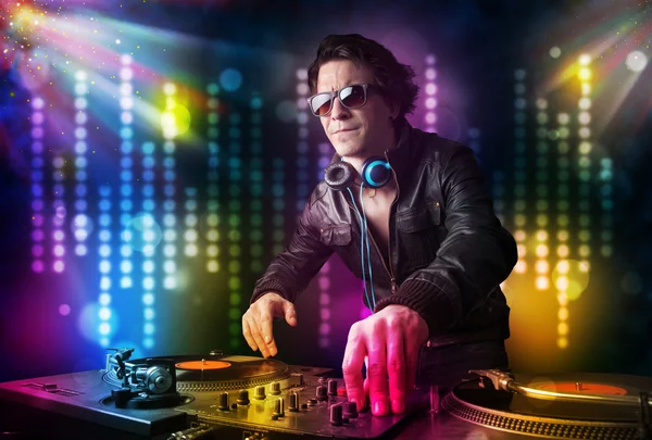 DJ gra utwory w dyskotece z oświetleniem — Zdjęcie stockowe