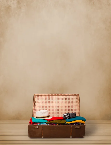 Retro turystyczne bagażu z kolorowe ubrania i miejsce — Zdjęcie stockowe