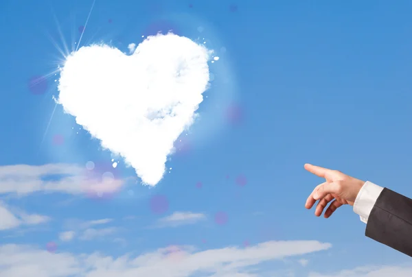 Mano apuntando a nube blanca del corazón en el cielo azul —  Fotos de Stock