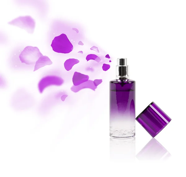 Botella de perfume pulverización pétalos de rosa —  Fotos de Stock