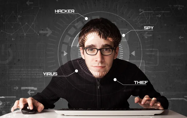 Joven hacker en el medio ambiente futurista hacking personal informati — Foto de Stock