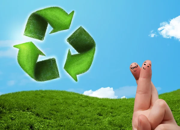 Šťastný smajlík prsty při pohledu na zelený list recyklační znamení — Stock fotografie