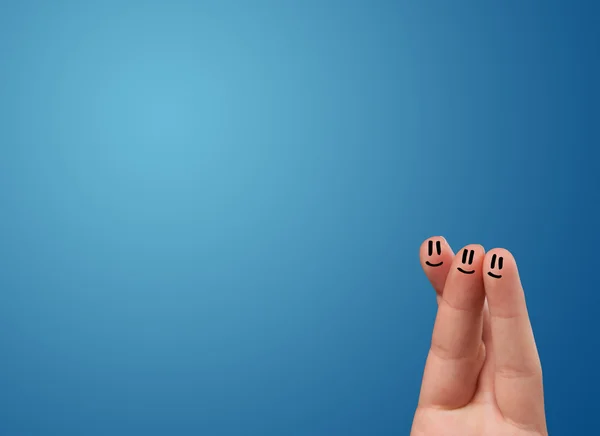 Mutlu gülen yüzü parmak boş mavi arka plan kopya arıyorsunuz — Stok fotoğraf