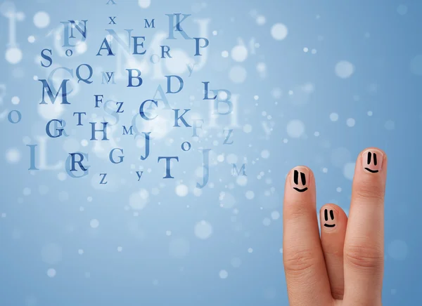 Glada smiley fingrar tittar på blandning av bokeh bokstäver — Stockfoto