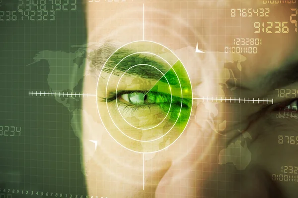 Nowoczesny człowiek z cybertechnologią celuje w wojskowe oko. — Zdjęcie stockowe