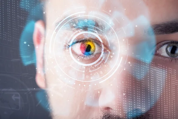 Hombre cibernético moderno futurista con panel de ojo de pantalla de tecnología — Foto de Stock