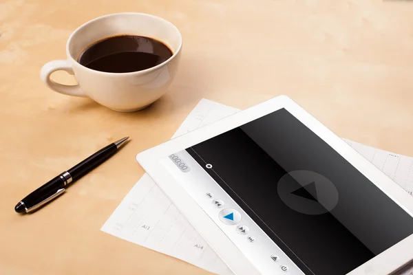 Tablet pc mostrando media player na tela com uma xícara de café em — Fotografia de Stock