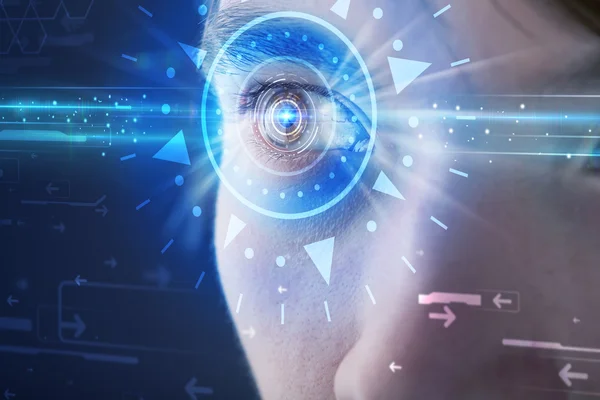 Cyber-Mann mit technologischem Auge blickt in die blaue Iris — Stockfoto