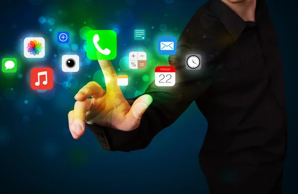 Przystojny biznesmen naciśnięcie ikony kolorowy aplikacji mobilnych z bok — Zdjęcie stockowe