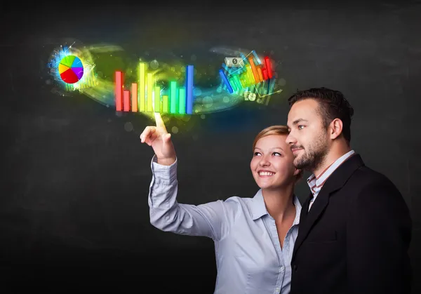 Para młodych biznes dotykając kolorowy wykres nowoczesnego systemu conc — Zdjęcie stockowe