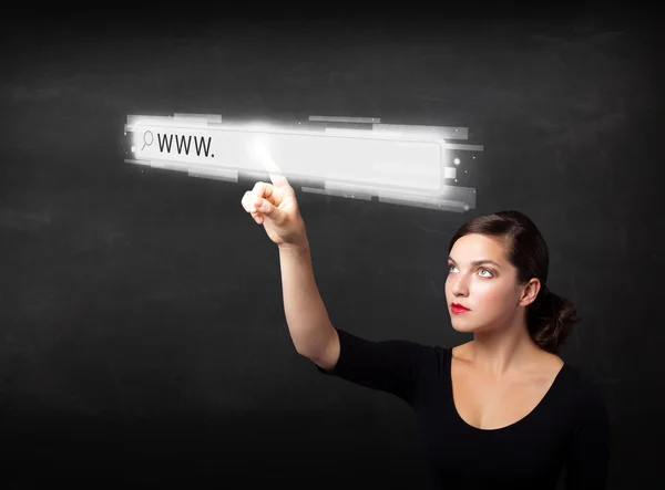 Молодая деловая женщина трогает адресную строку веб-браузера с www si — стоковое фото