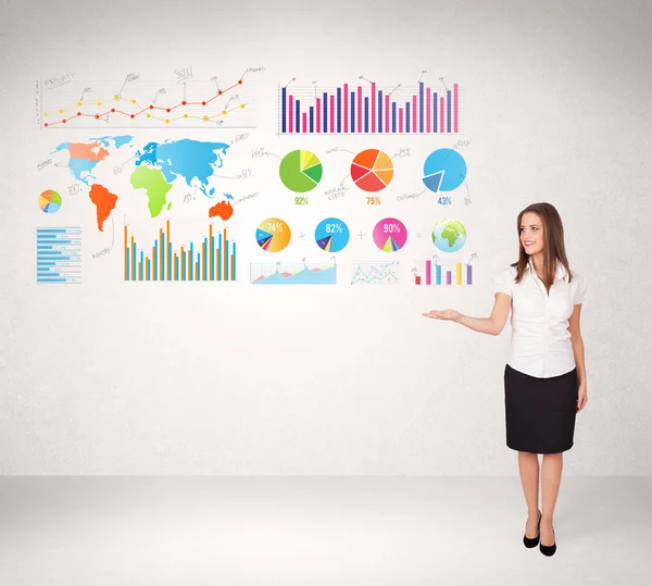 カラフルなグラフとチャートを持つビジネス女性 — ストック写真
