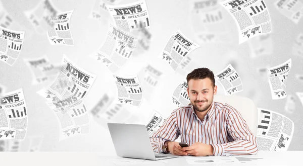 Üzletember az íróasztalnál tőzsdei újságokkal — Stock Fotó