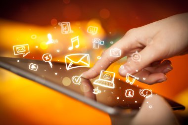 Tablet bilgisayarı üzerinde parmak işareti, sosyal medya kavramı