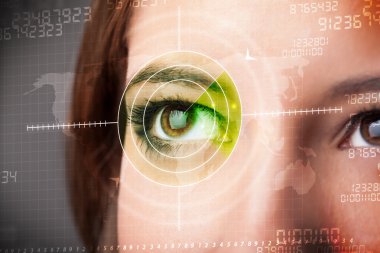 Modern askeri hedef gözü olan siber kadın.