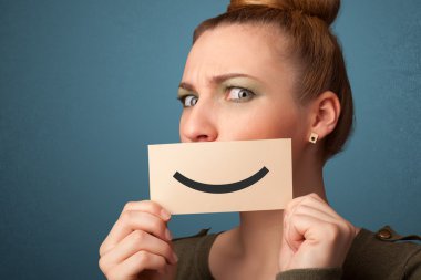 komik smiley ile kart tutan mutlu güzel kadın