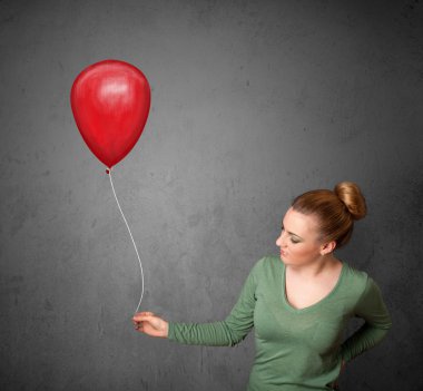 Kırmızı balon tutan kadın