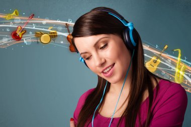 Kulaklıklı genç bir kadın müzik dinliyor.