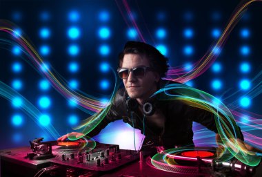 Genç dj kayıtları renkli ışıkları ile karıştırma