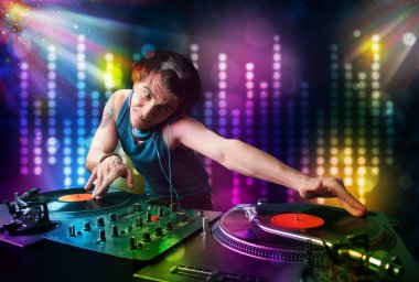 dj ışık gösterisi ile bir disko şarkıları çalma