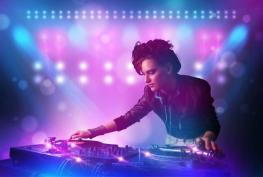 DJ karıştırma müzik turntable üzerinde sahne ışıkları ve 
