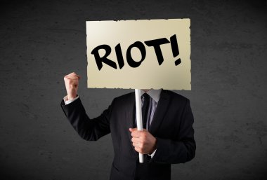 İş adamı protesto işareti tutuyor.