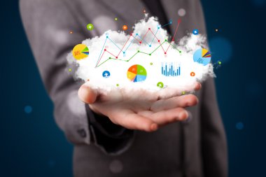 genç işadamı bulut grafikler ve grafik simgeleri ile sunan bir
