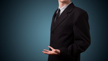 Yakışıklı iş adamı el kopyasıyla sunum yapıyor.