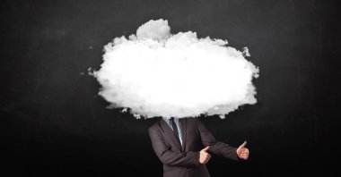 Kafasında beyaz bulutlar olan bir iş adamı.