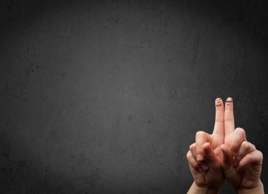 Boş kopya alanı koyu arkaplan ile mutlu parmak gülümsemeleri