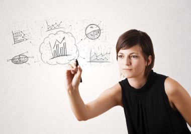 Finansal tablolar ve semboller çizen genç bir bayan.