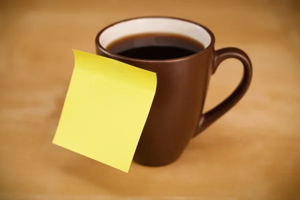 Nota post-it vacía pegada en la taza — Foto de Stock