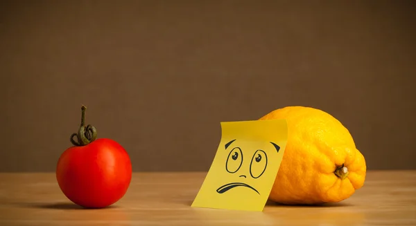 Limone con appiccicoso post-it che guarda tristemente il pomodoro — Foto Stock