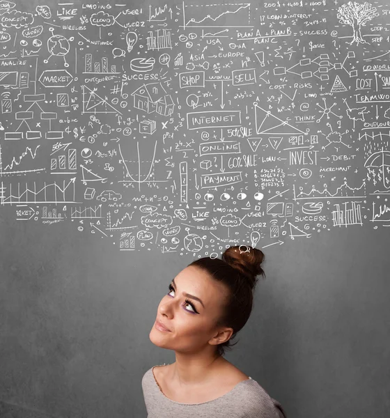 Jeune femme gestuelle avec des graphiques esquissés au-dessus de sa tête — Photo