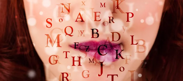 Mooi meisje lippen ademhaling lettertypen en tekens — Stockfoto