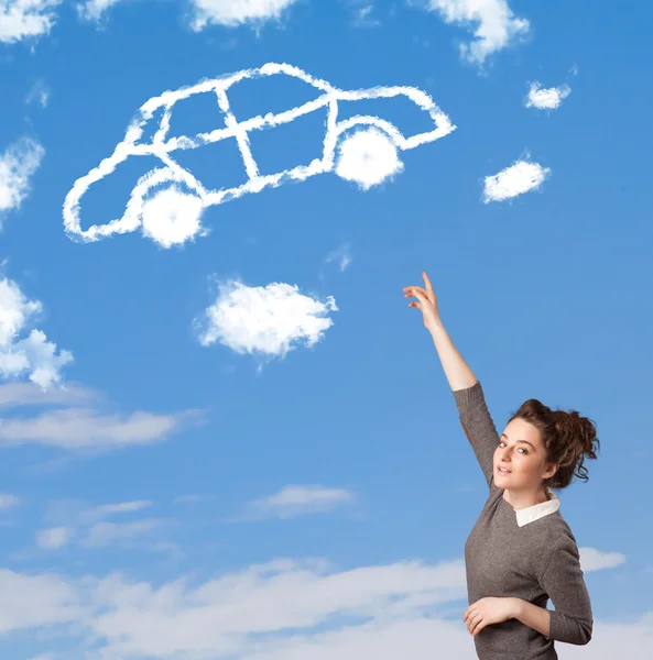 Chica joven mirando la nube del coche en un cielo azul — Foto de Stock