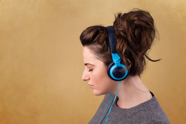 Young woman with headphones listening to music with copy space — Stock Photo, Image